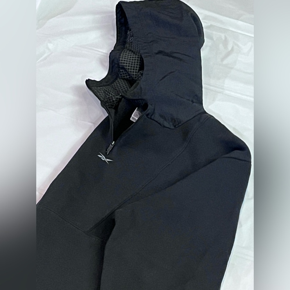 Reebok Black Thermowarm Jacket
Hood lining feature a black & silver grid pattern - Picture 4 of 13